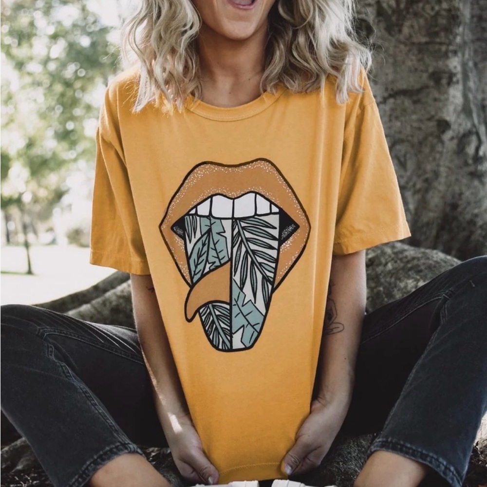 Her Waves Rolling Single Classic Tee
